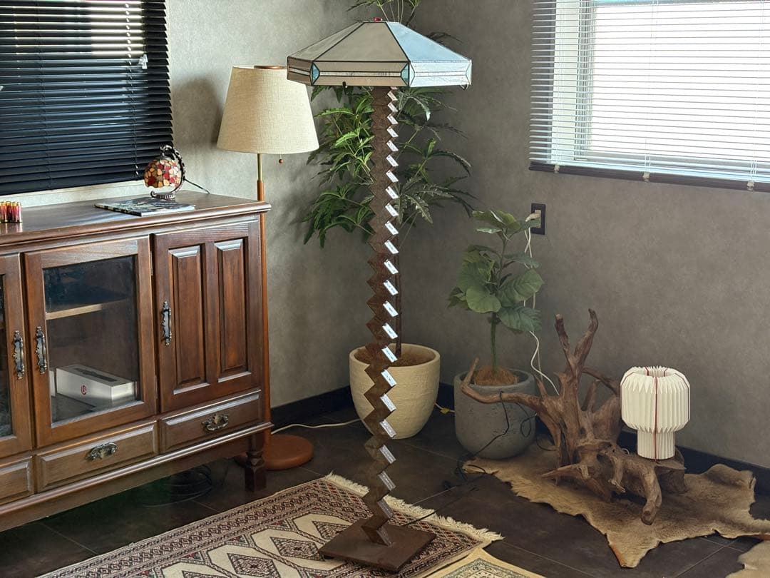 ステンドグラス　ルームランプ　ジグザグ支柱　個性的　レトロ　スタンドライト　In