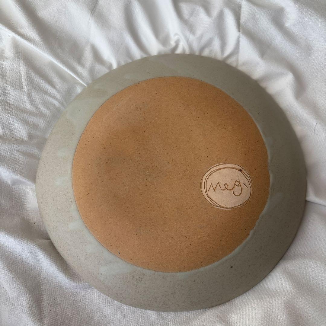 長田恵　大きめお皿と猫の置き物