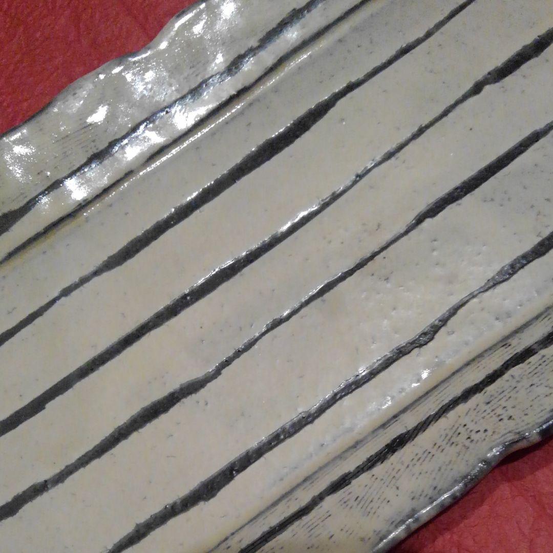 信楽焼　粉引線彫長々皿