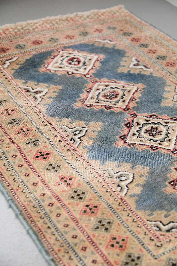 ヴィンテージラグ　トライバルラグ　パキスタン産（113×78cm）青　ベージュ