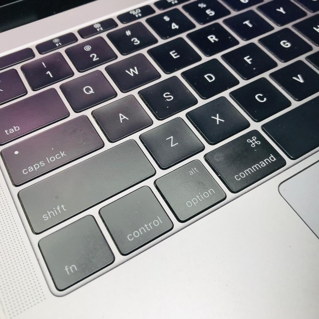 91) Macbook Pro 13 i7 16G 256G 新品バッテリ