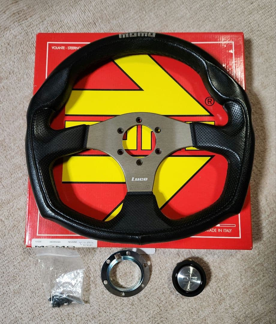 正規品‼️MOMO ステアリング Luce Dシェイプ