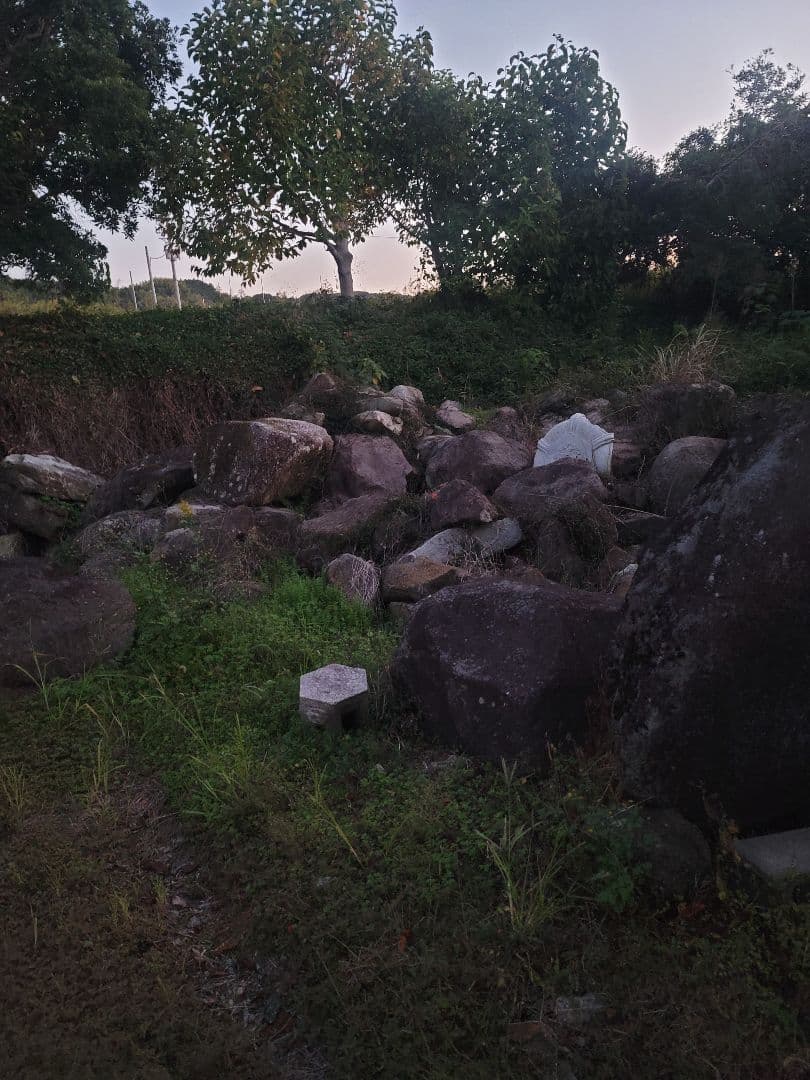 四国青をはじめ、全国の石が満載、200トンが激励