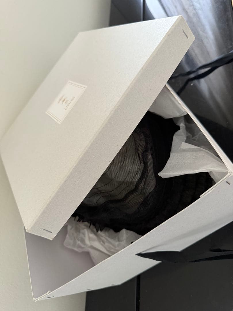 専用　 Sugri 小花のモチーフ付きチュールフリルクローシュ　黒　未使用