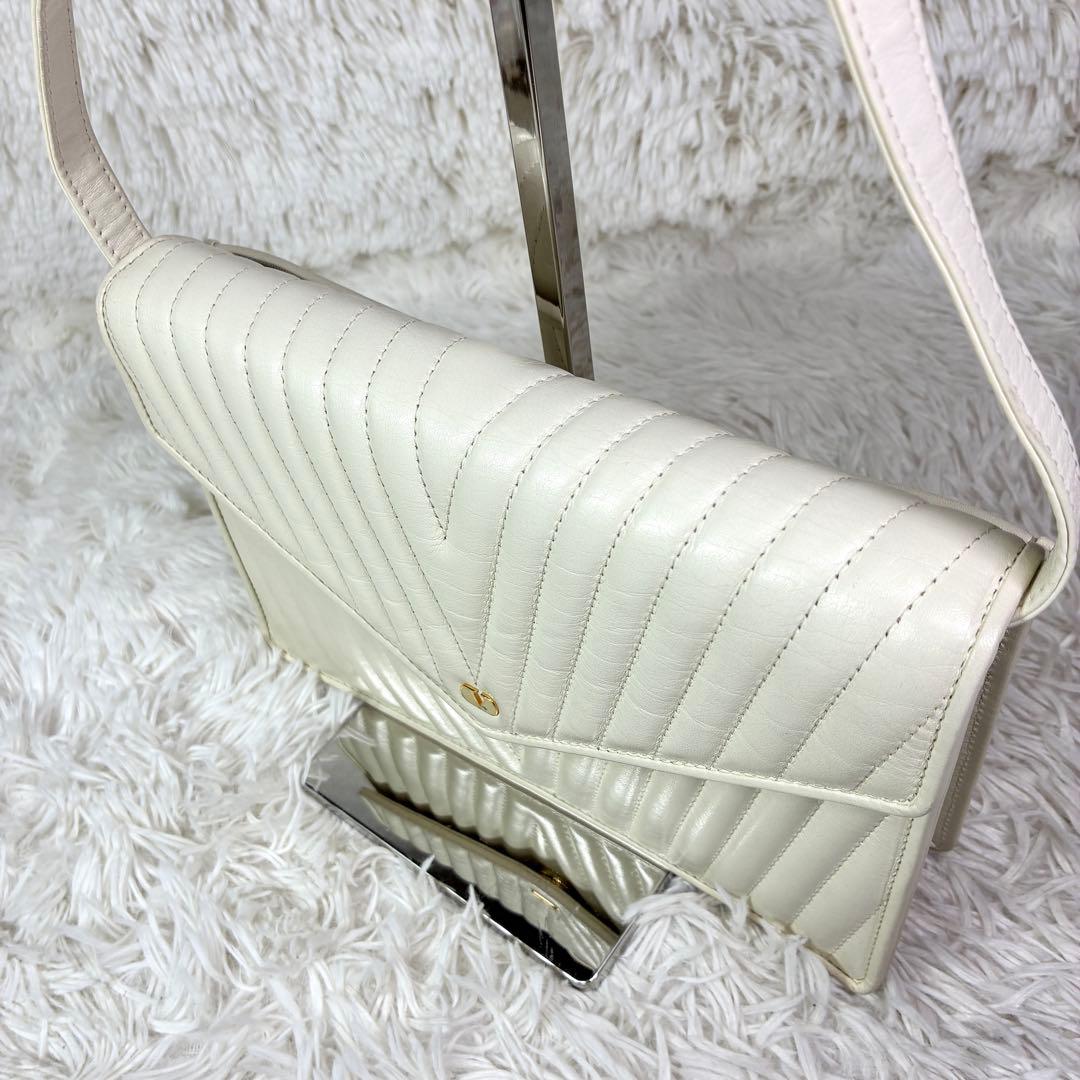 ヴァレンティノ ガラヴァーニ Vステッチ キルティング レザー ショルダーバッグ