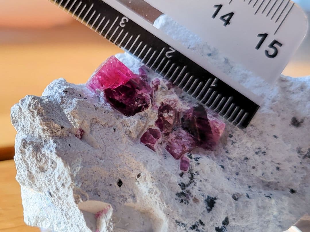 17日出品取り消します　貴重品レッドベリル結晶　鉱物原石