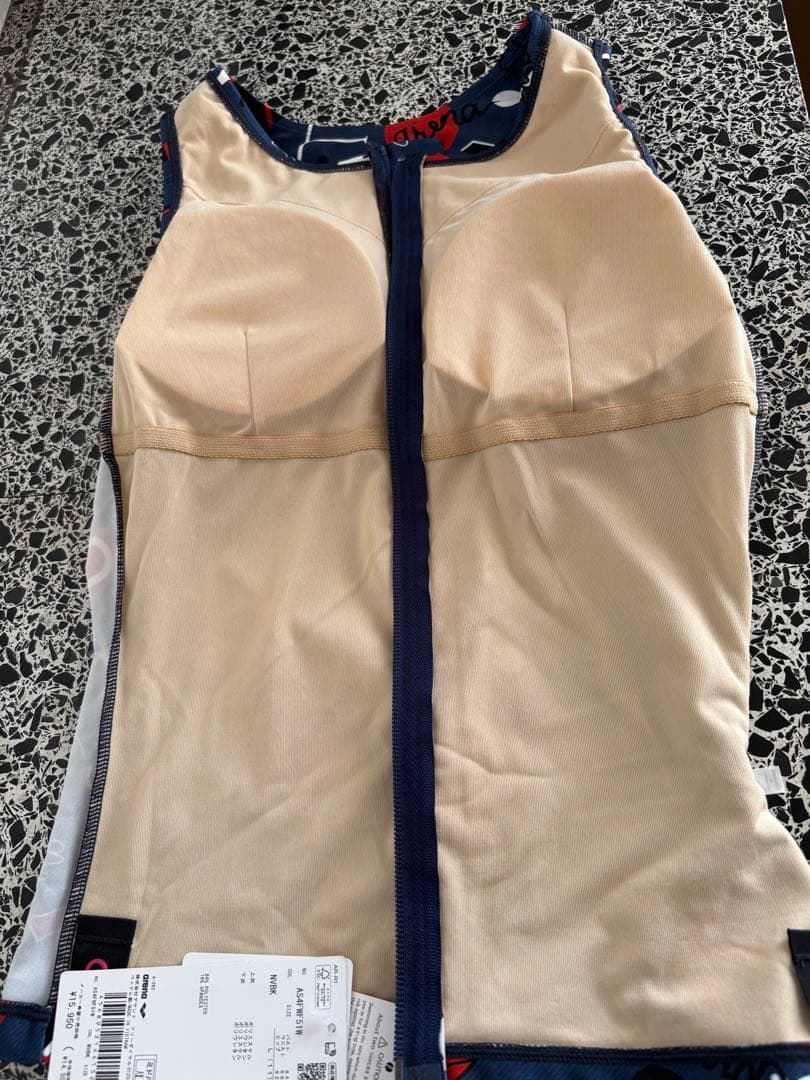 アリーナ水着L11号新品未使用お値下げ交渉承ります❣️