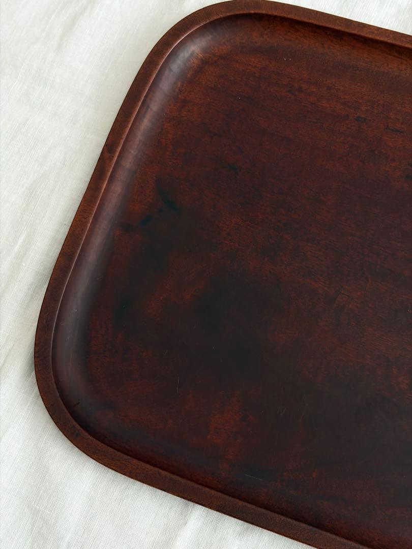 いい木味の木地盆 木製 角盆 膳 お盆 無垢材 桜文様彫刻 古道具 古民具 酒器