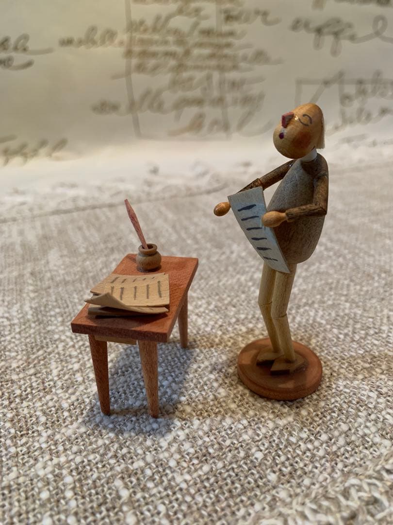 ドイツ製　木製人形　エルツ地方の珍しいユニークな文学者のお人形なんか可愛いです！