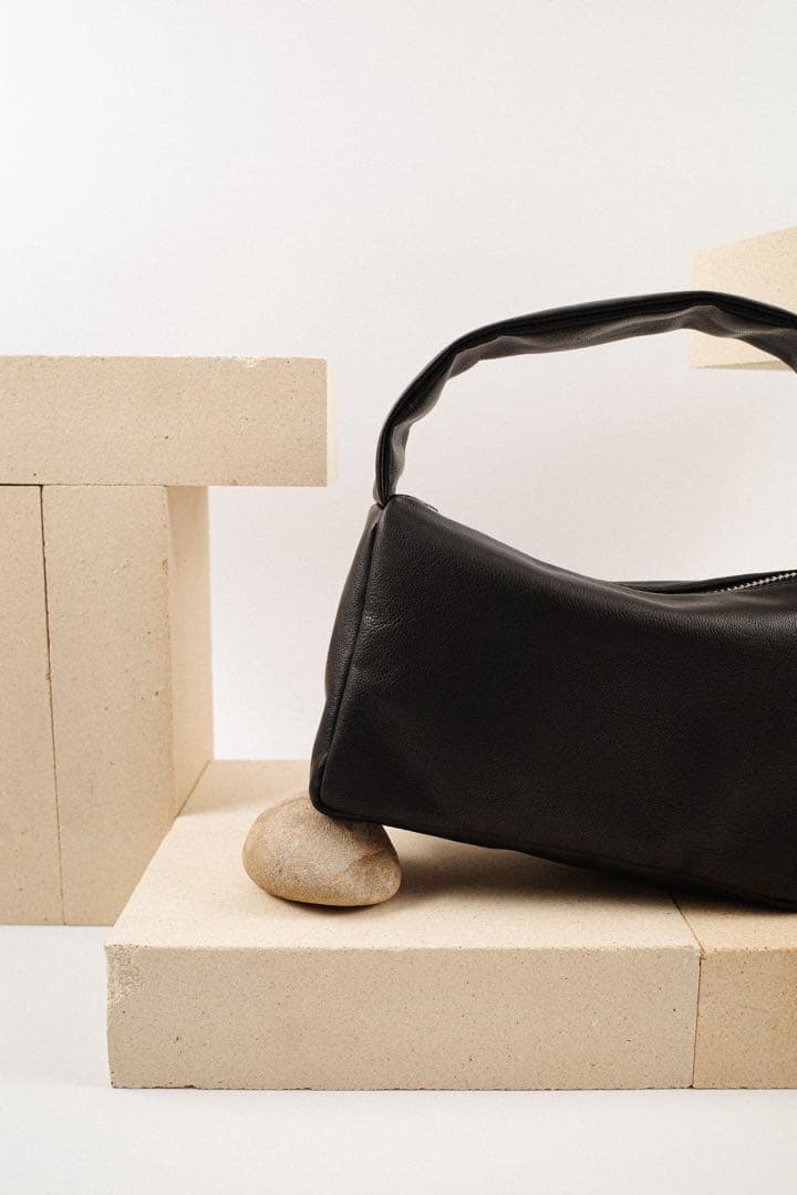 KEESE 黒 レザーショルダーバッグ ジップ Sサイズ ユニセックス