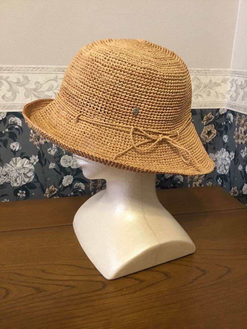 へレンカミンスキーの帽子とショルダーバッグ