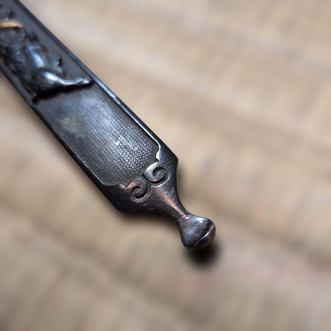 笄(こうがい)　猪に花の図