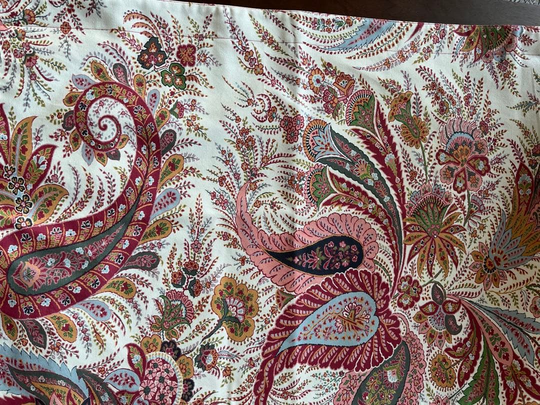 エトロペイズリー柄のテーブルランナー