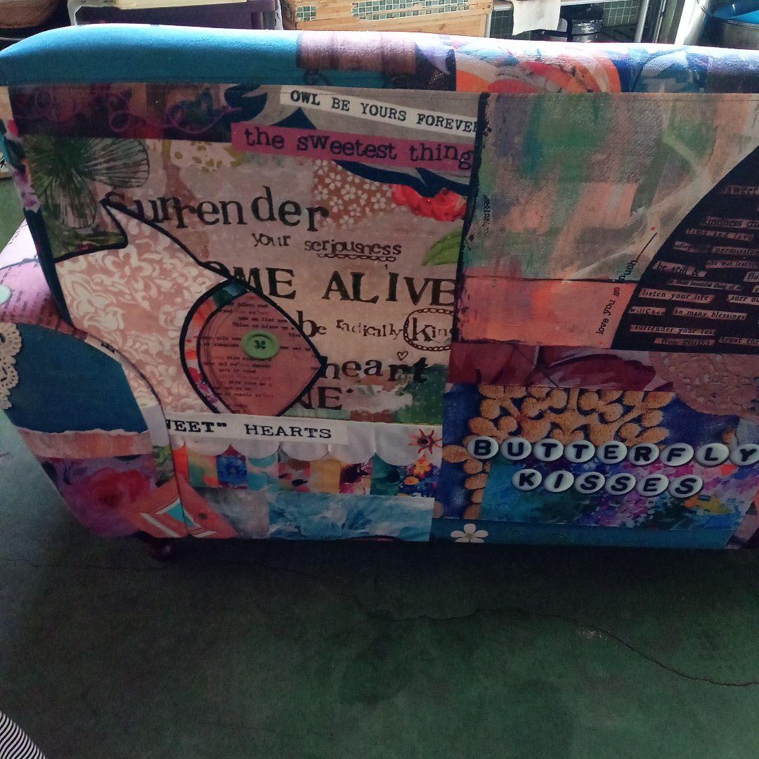 斬新カラフルポップ　パッチワーク柄　カウチソファー　共布クッション付き