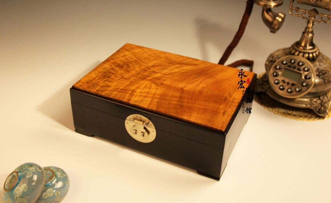 逸品の金樟の黒檀のアクセサリーの箱の赤い木の文は贈り物の宝石箱を収集します。