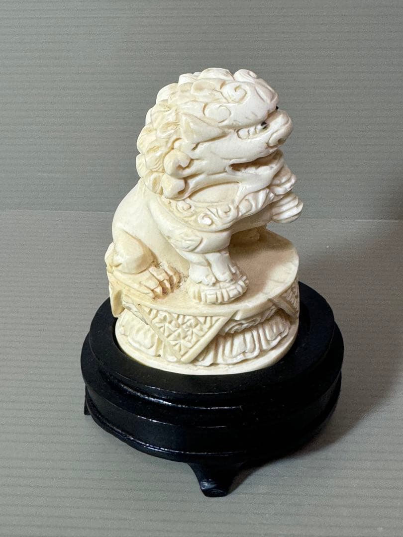 2732根付　獅子 置物 台座付き　細密彫刻 時代 彫刻極細工 古美術品 骨董品