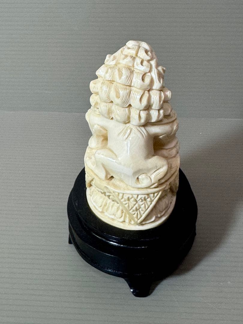 2732根付　獅子 置物 台座付き　細密彫刻 時代 彫刻極細工 古美術品 骨董品