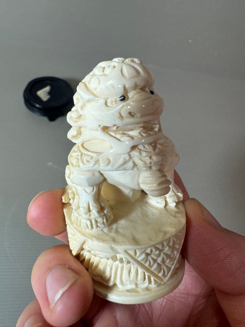 2732根付　獅子 置物 台座付き　細密彫刻 時代 彫刻極細工 古美術品 骨董品