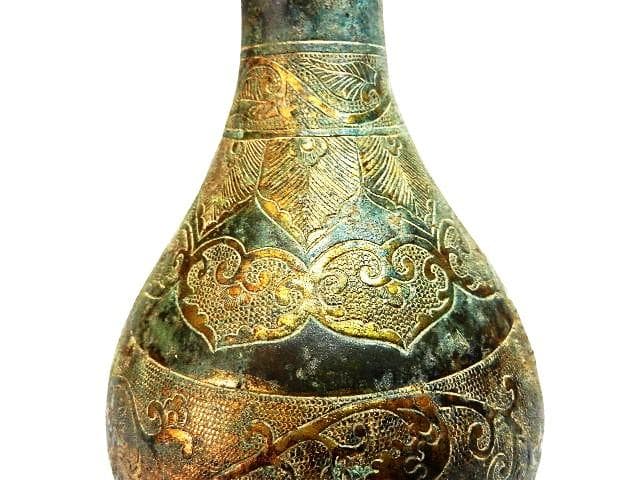 アラベスク模様や動物が細密装飾された青銅製アンティーク花瓶