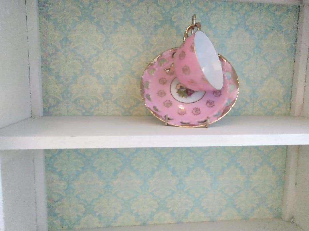 さ*ら様 シャビーシック　クラシカル　ホワイトガラスケース 3段 壁掛け可能