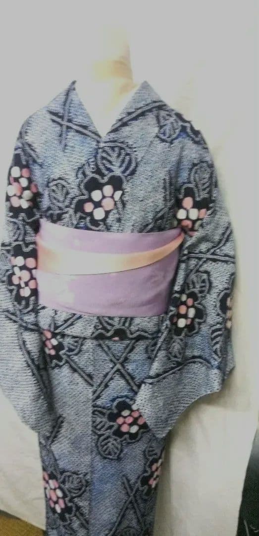 有松総絞り浴衣小紋、紺色生地に全体に花柄入