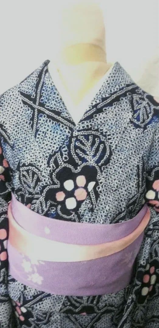 有松総絞り浴衣小紋、紺色生地に全体に花柄入