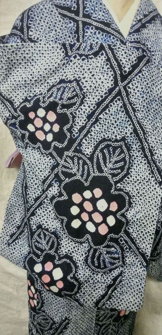 有松総絞り浴衣小紋、紺色生地に全体に花柄入