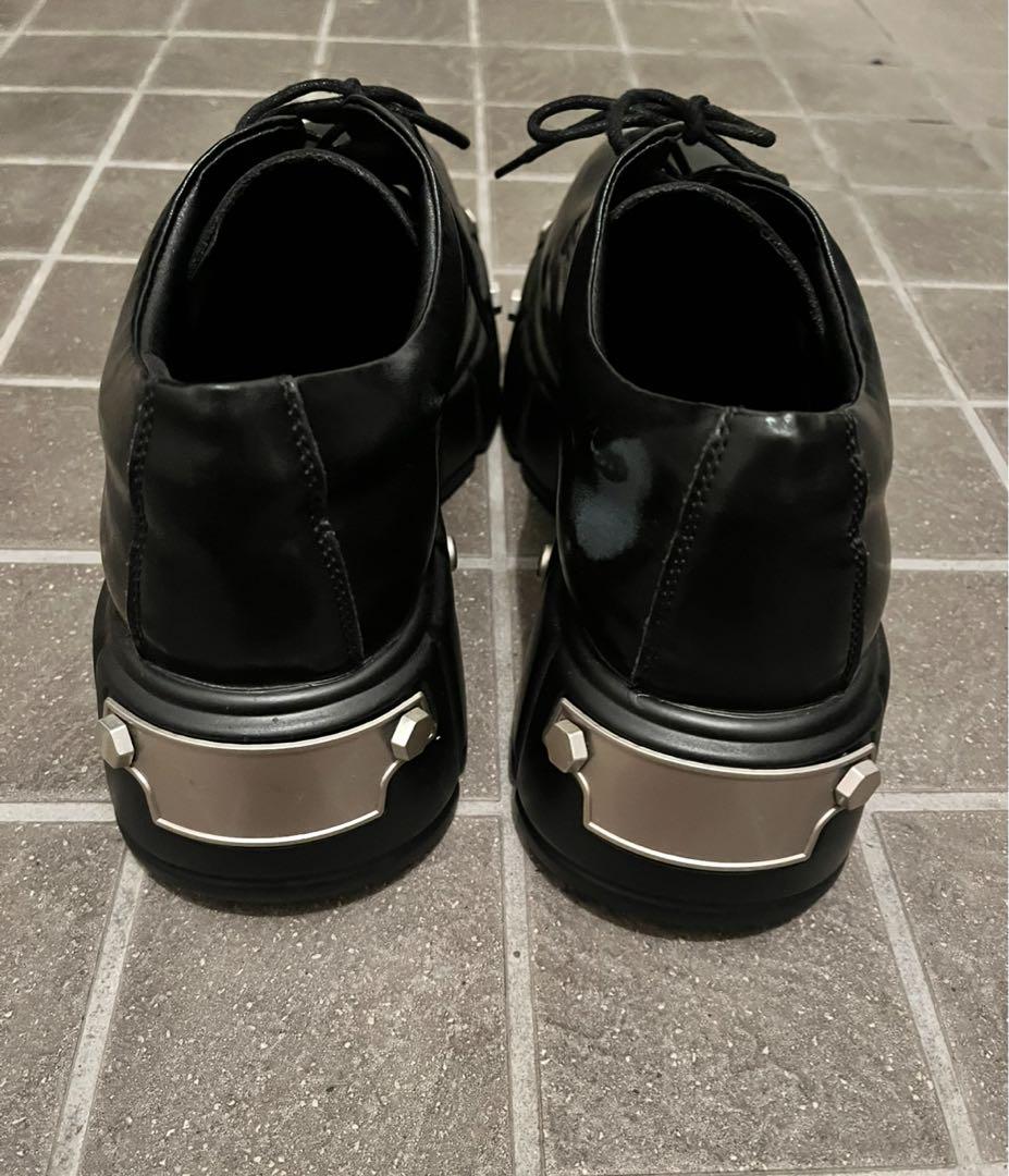 厚底ブラックレースアップシューズ