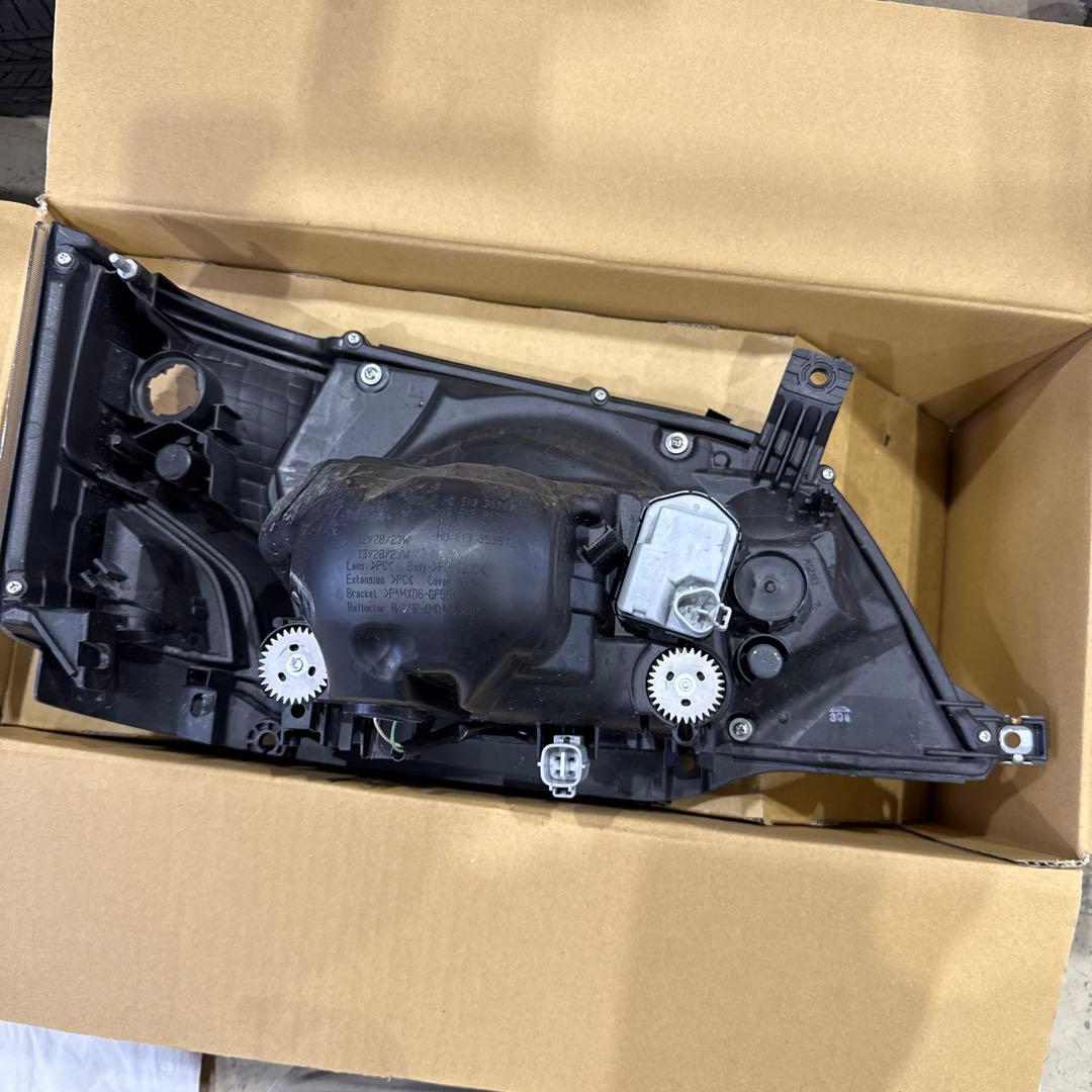 型式GDY281 ダイナ　デュトロ、ヘッドライト左側　LED キズあり