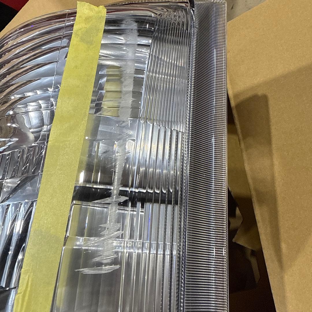 型式GDY281 ダイナ　デュトロ、ヘッドライト左側　LED キズあり