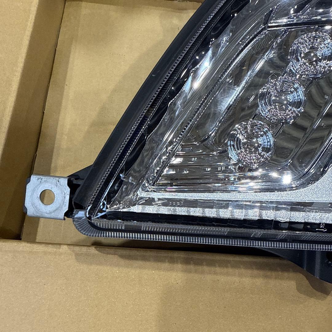 型式GDY281 ダイナ　デュトロ、ヘッドライト左側　LED キズあり