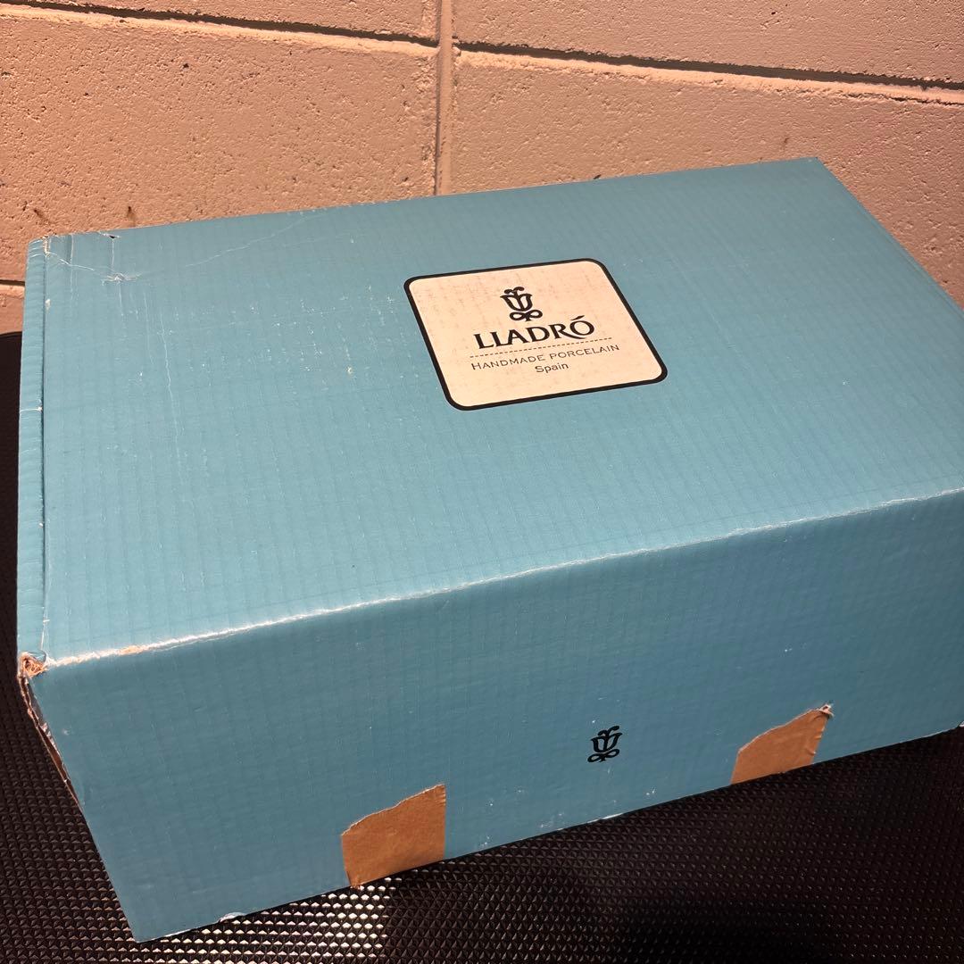 リヤドロ 『強いんだぞ！』