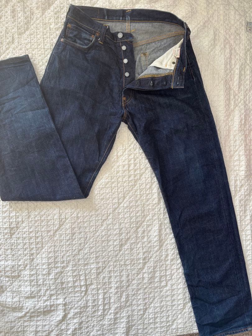 EVISUのダークブルーデニムパンツ