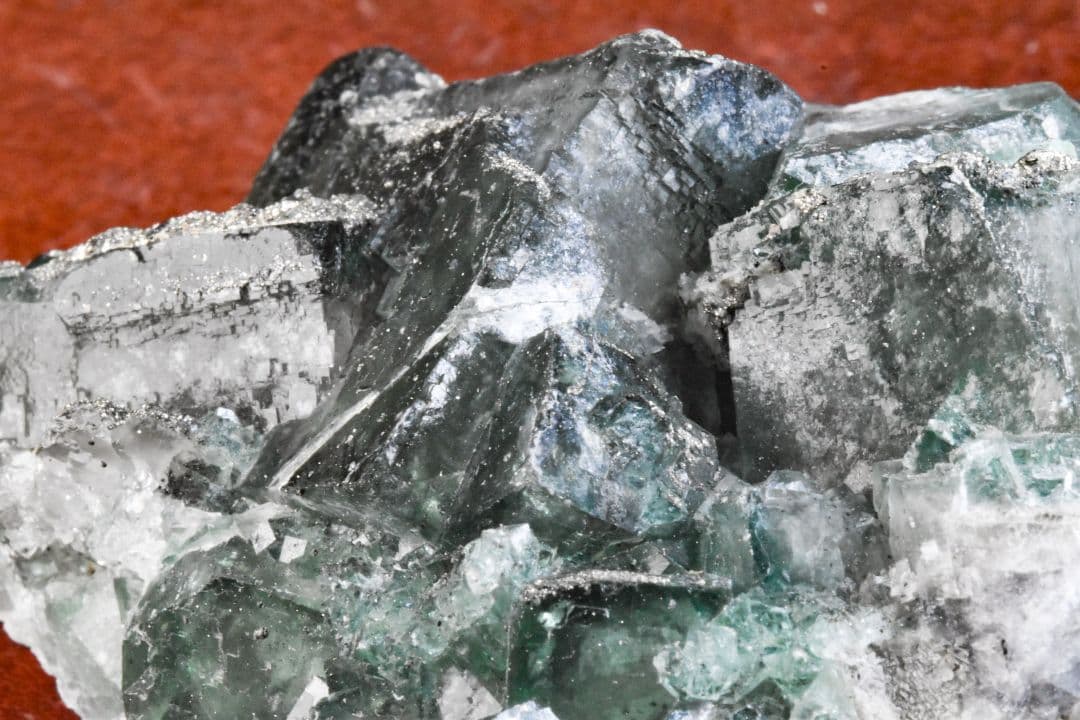 ナイジェリアAkwana産 パイライト付き強蛍光フローライトクラスター