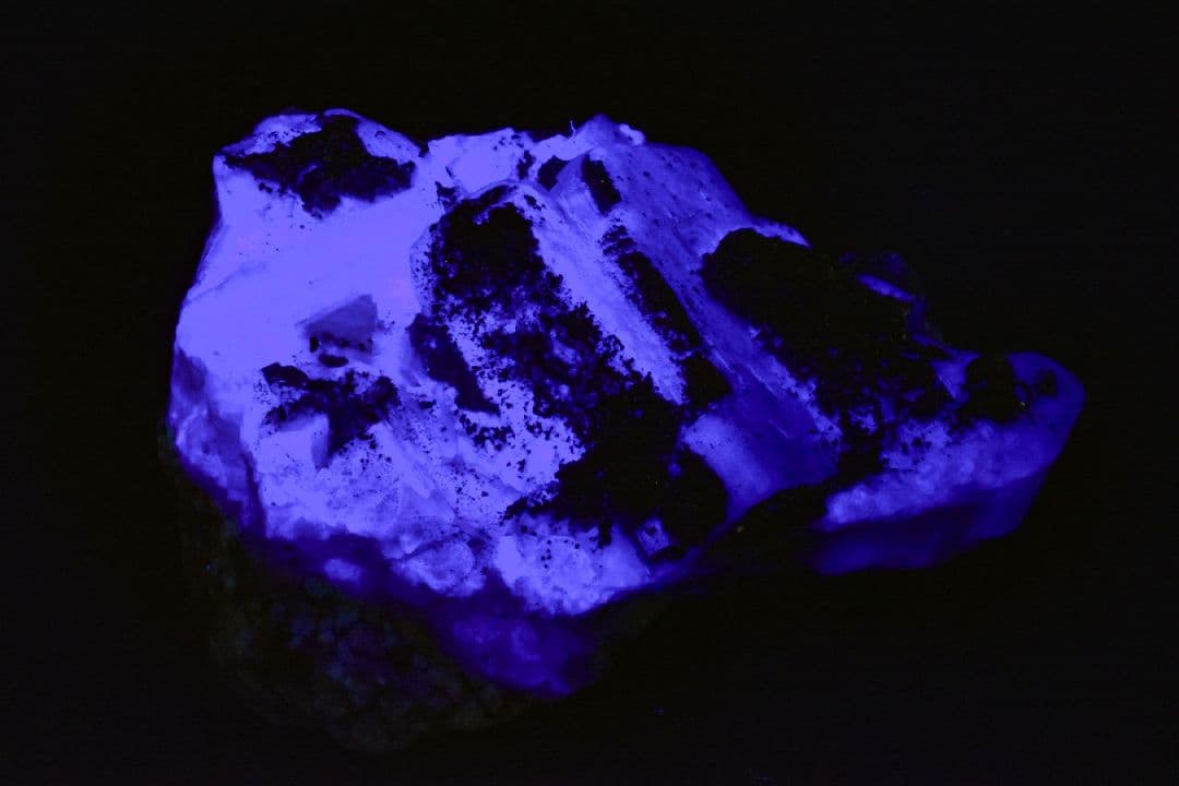 ナイジェリアAkwana産 パイライト付き強蛍光フローライトクラスター