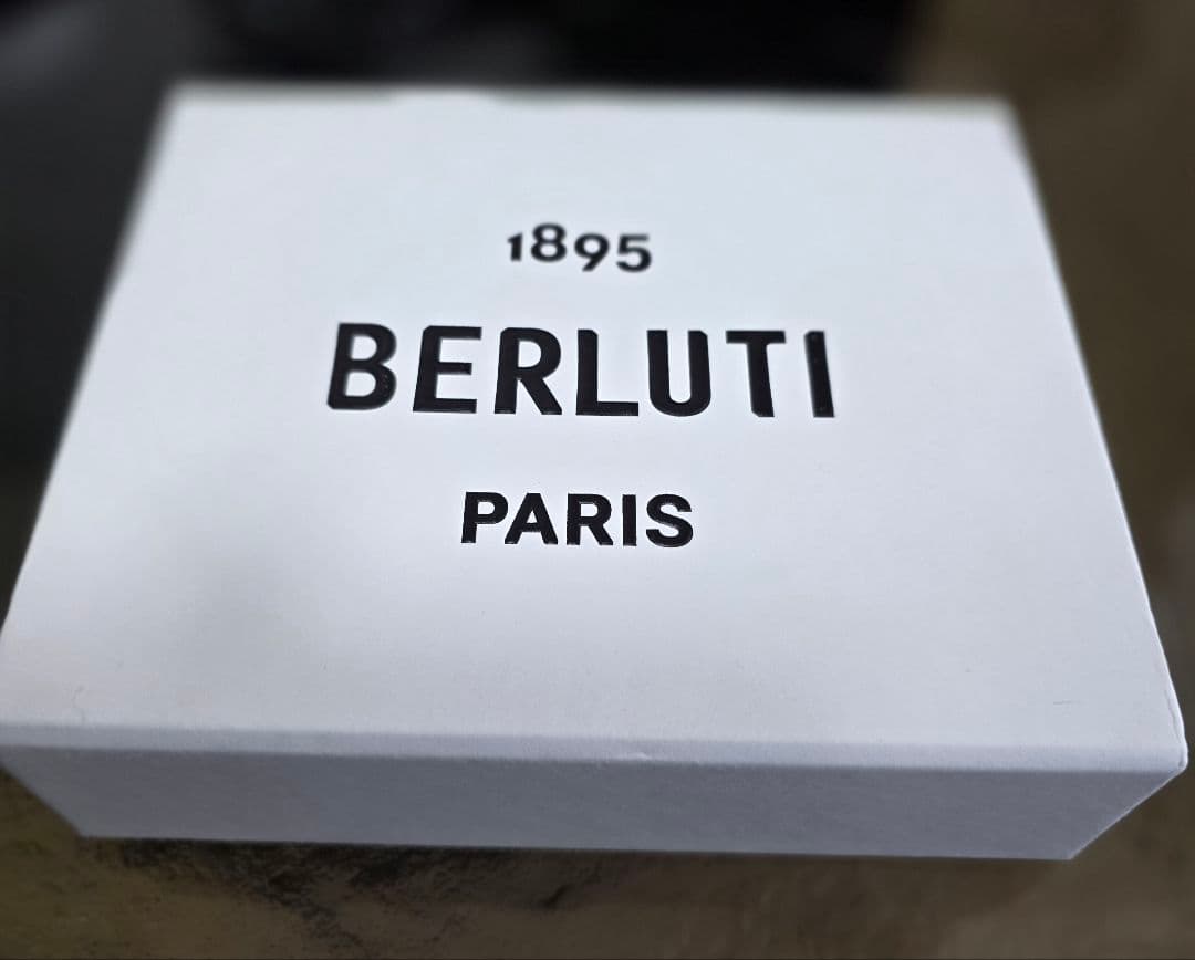 【最終値下】ベルルッティ　名刺入れ　定価10万円　完売限定色　箱つき