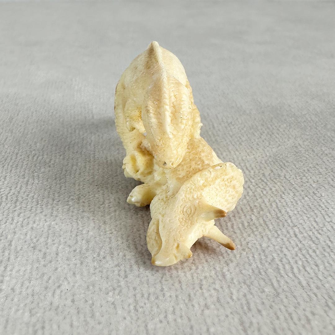 根付　置根付　恐竜　彫刻　セイウチ牙製　置物　ミ10