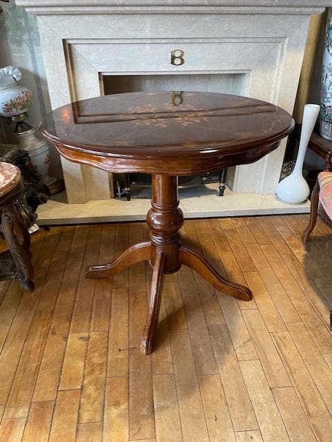 花柄インレイの木製円形テーブル