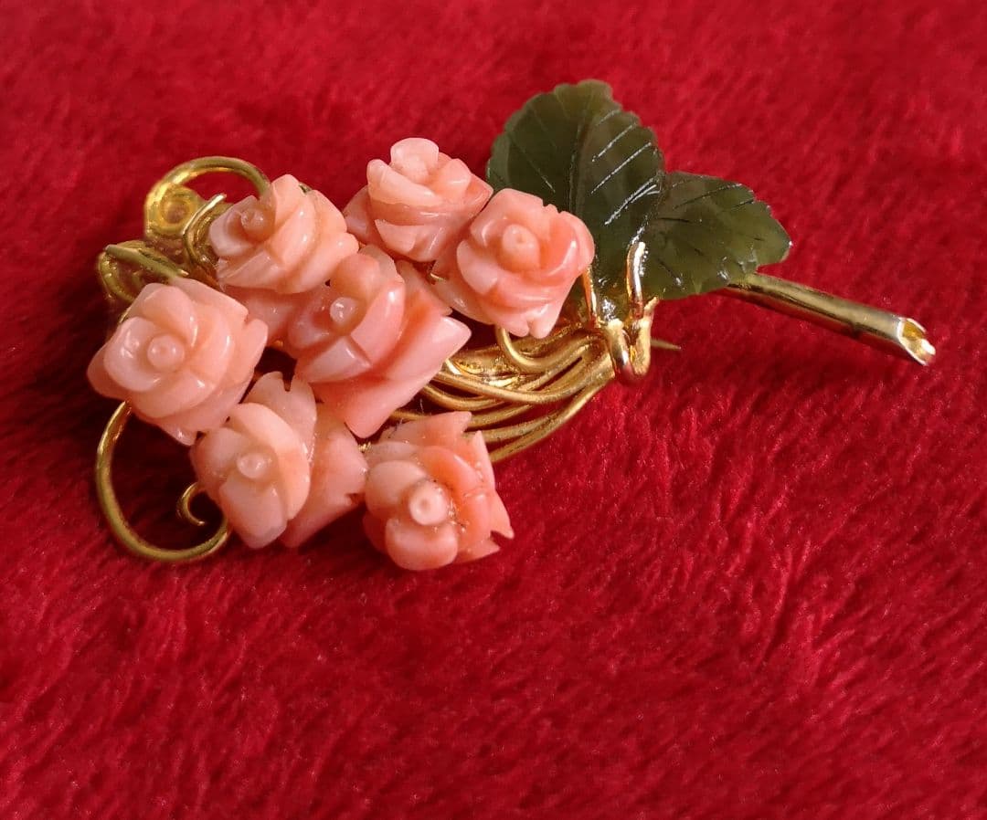 ビンテージ ブローチ 珊瑚 花 彫刻 翡翠 葉 彫刻 フラワー カメオ 246