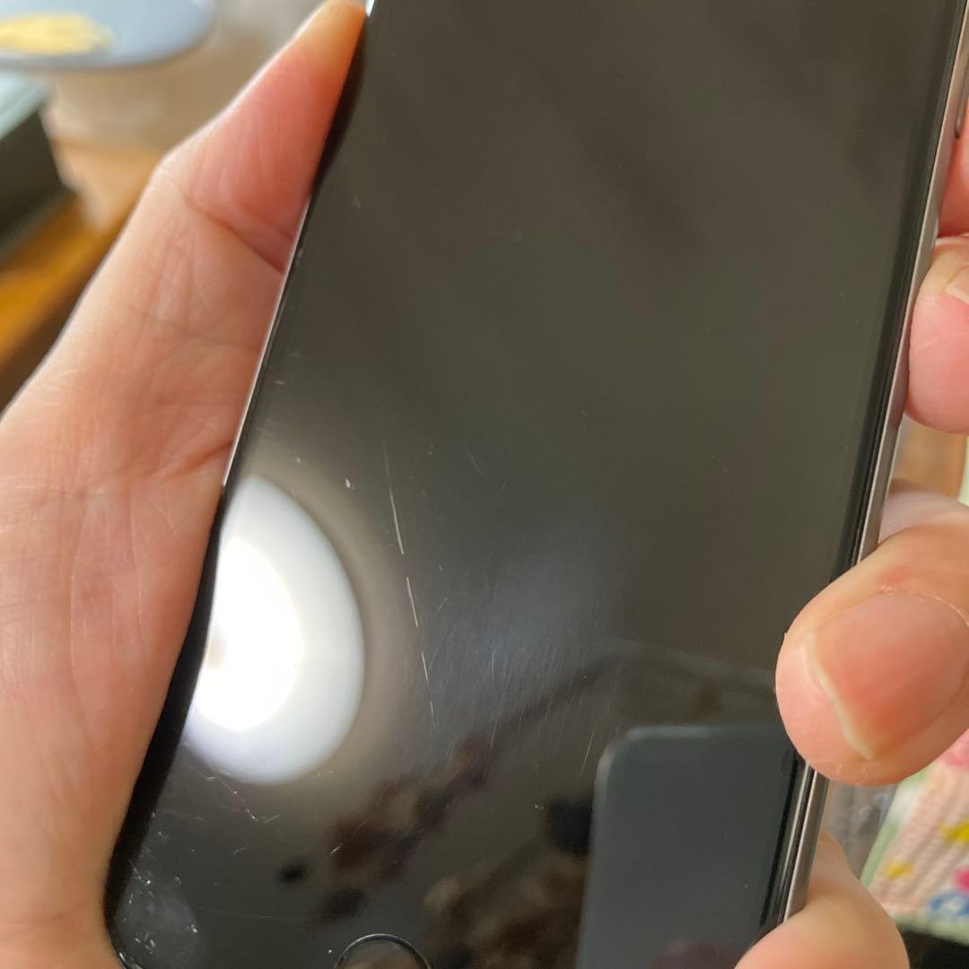 iPhone8 背面カメラ付近に多少の割れあり