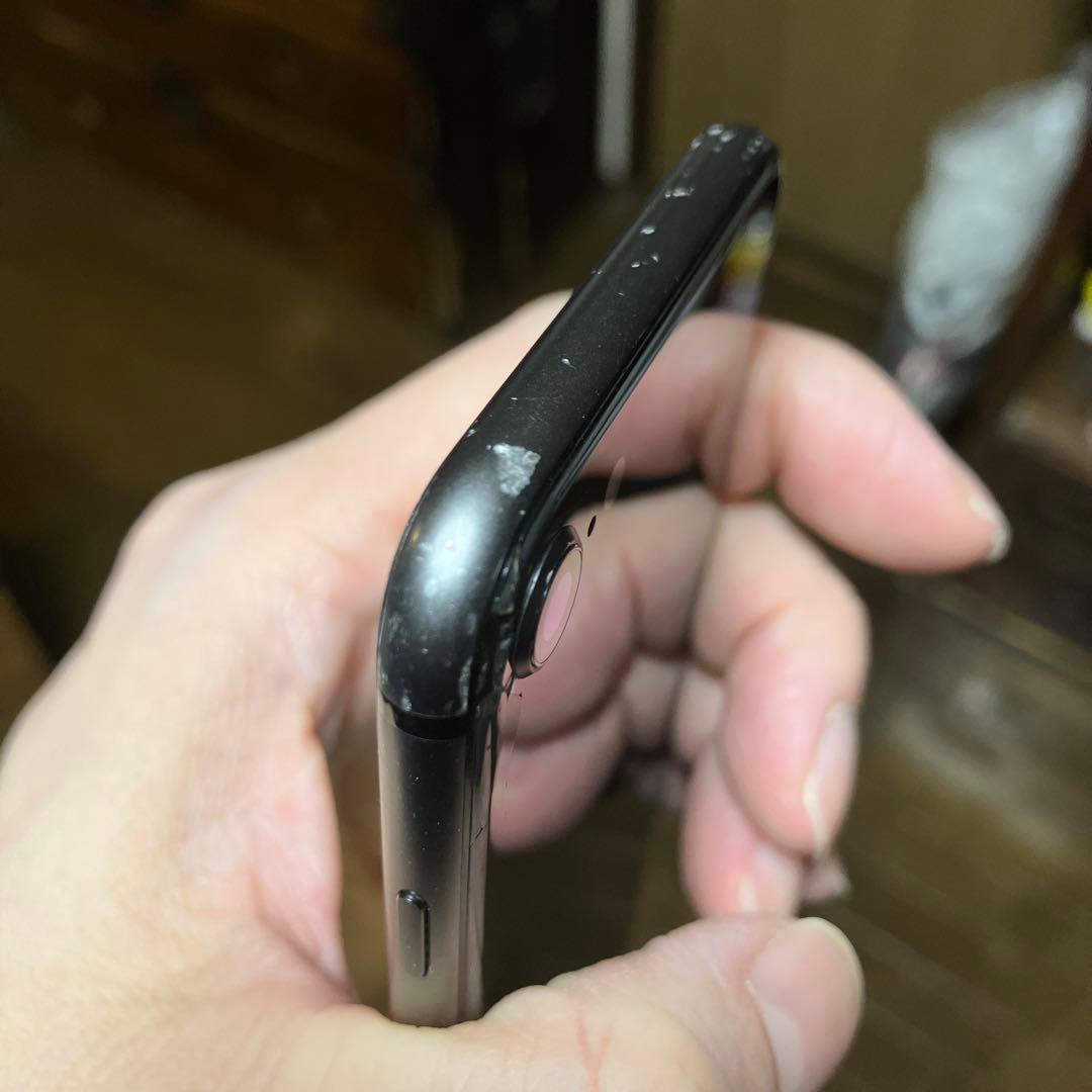 iPhone8 背面カメラ付近に多少の割れあり