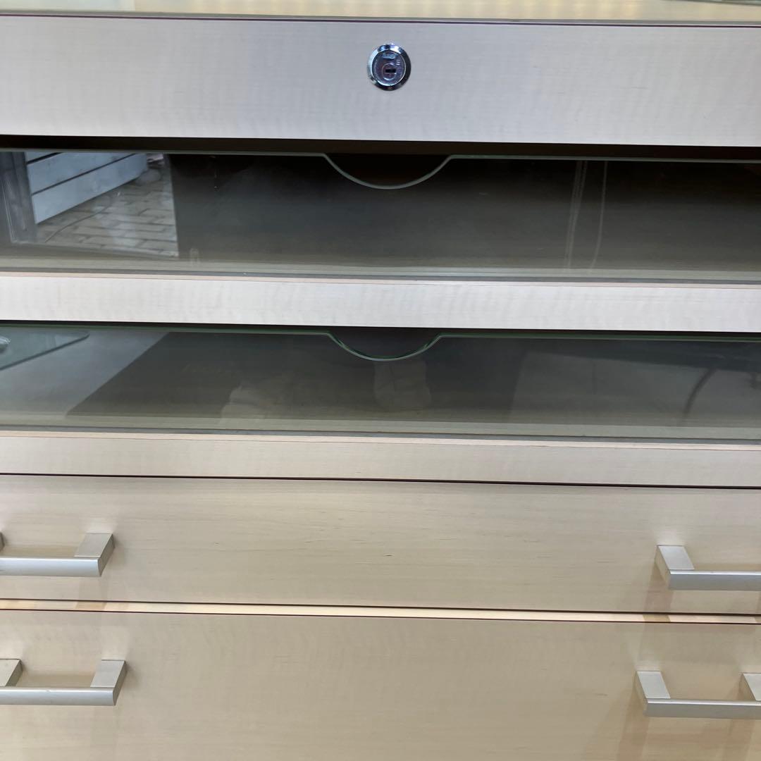 薄い木目色のガラスケース 引き出し付き