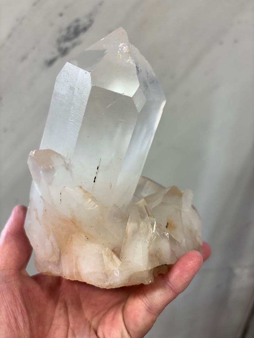 インド産　うっすらピンククォーツ　クラスター　太いポイント　1195g