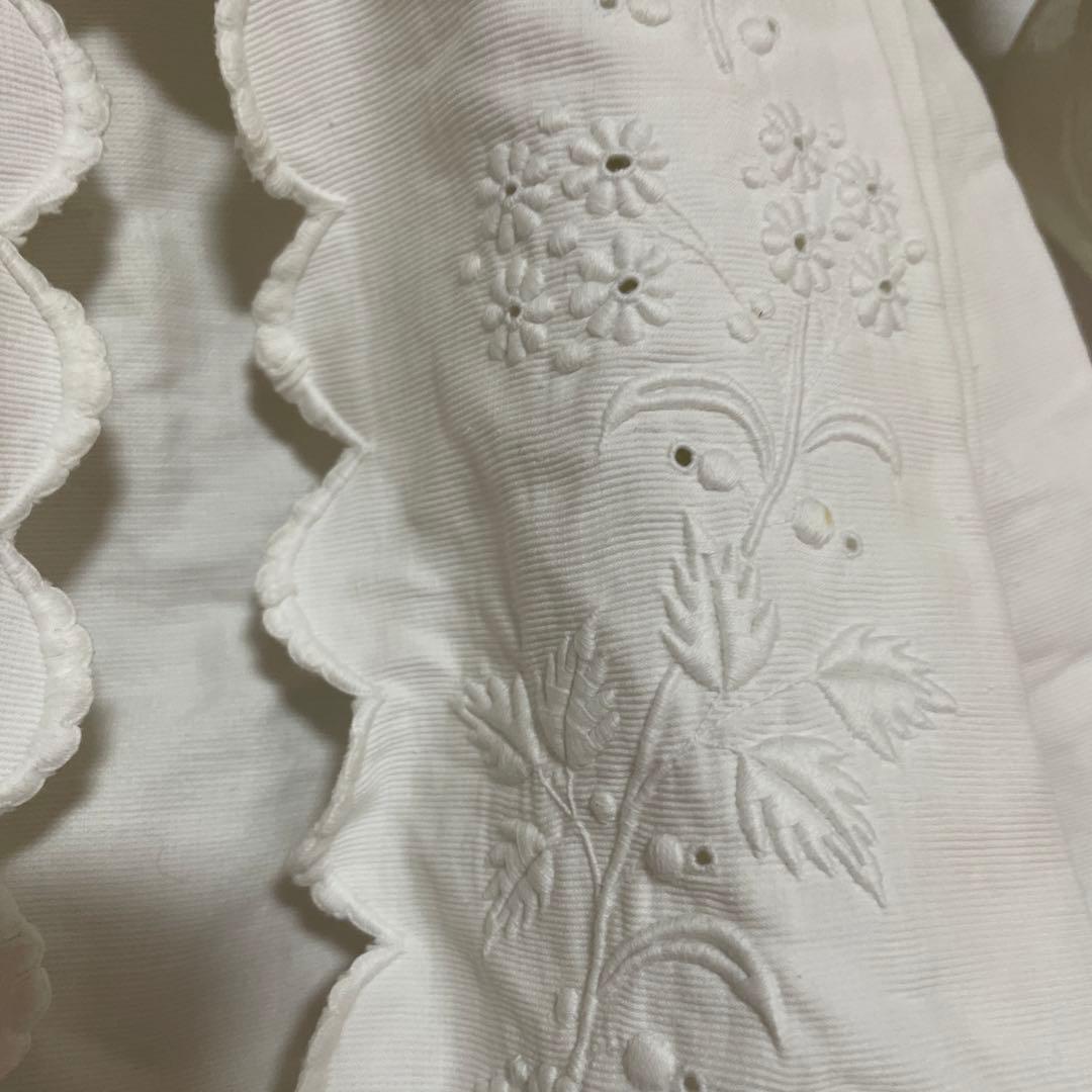 フランスアンティーク　Bebeの白い刺繍入りベビードレス