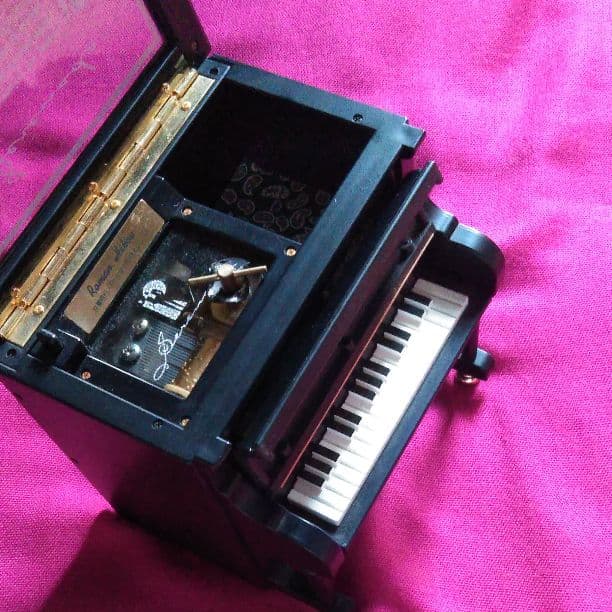 ✨超美品☆ジュエリーボックス、指輪、ピアス、ネックレス入れ、置物、オルゴール付き