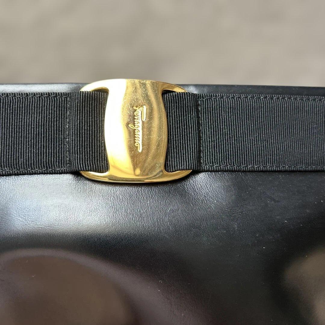 ブラックレザー クラッチバッグ ゴールド金具　 フェラガモ