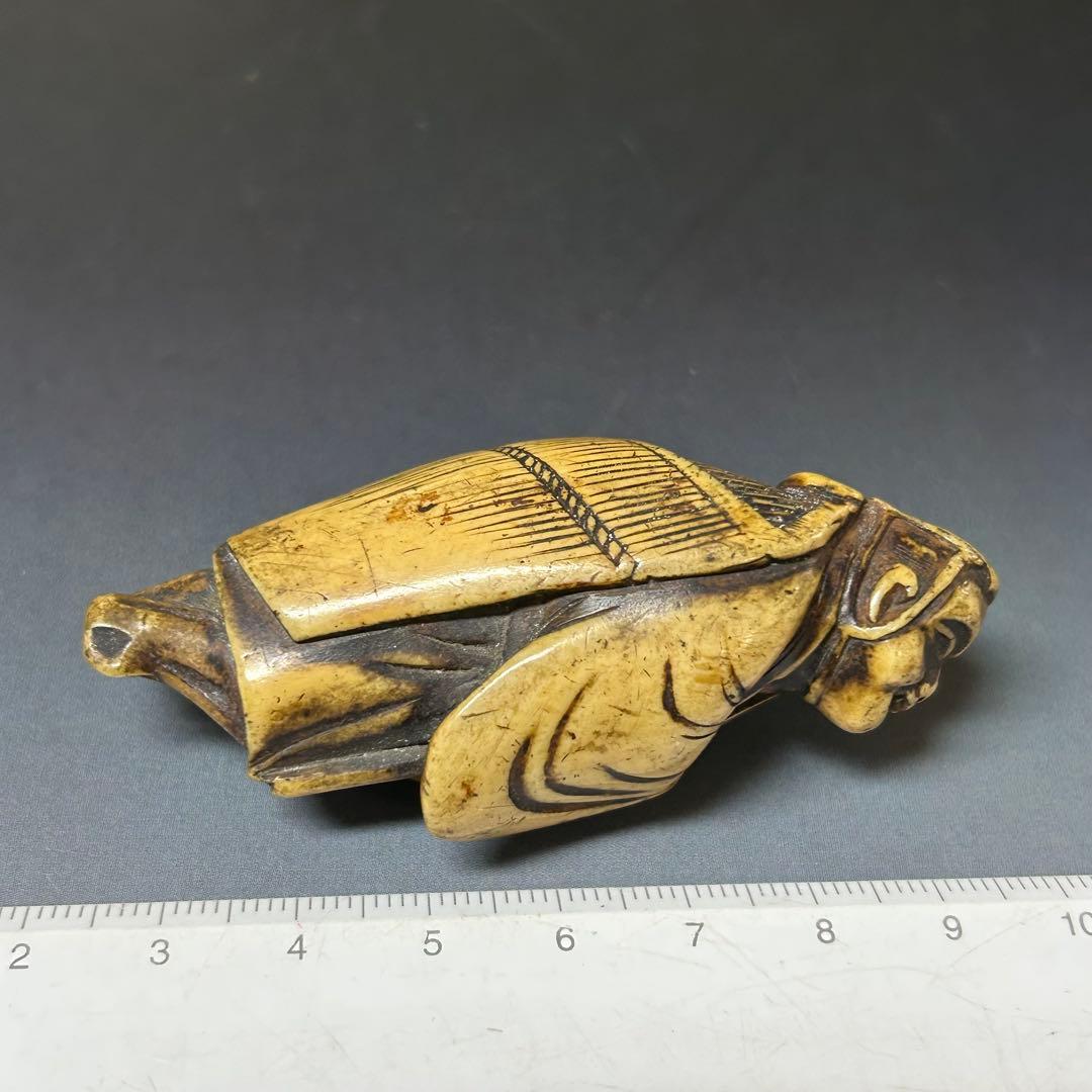 蓑笠煙管持ち人物根付