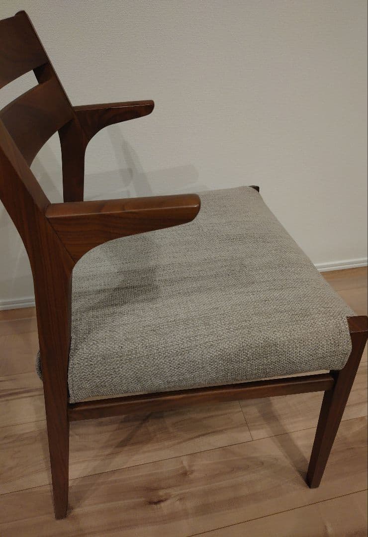 ダイニングチェア（半肘付き）「シネマ」ウォールナット材/PVC ブラック色　一脚