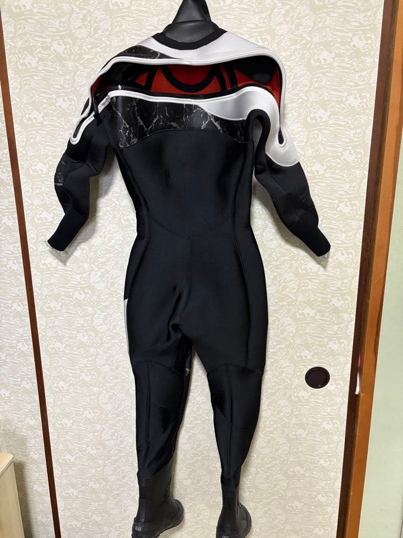 WORLD DIVE フルスーツ ブラック/ホワイトXS ドライスーツケース付き