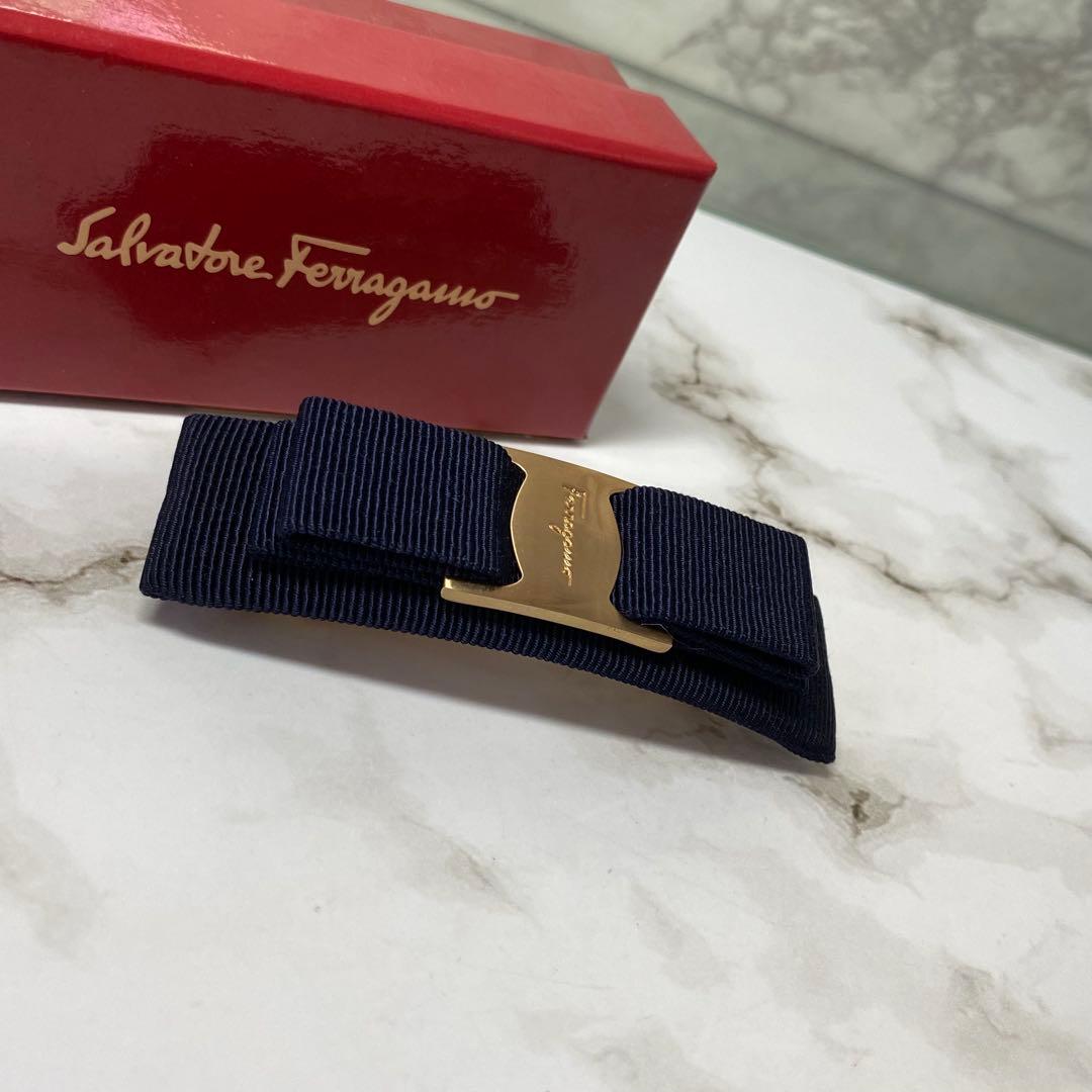 新品 未使用 サルヴァトーレフェラガモ ヴァレッタ ヴァラリボン ネイビー 金